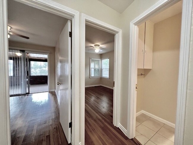Building Photo - ADORABLE TWO BED IN HILLSIDE NEIGHBORHOOD!