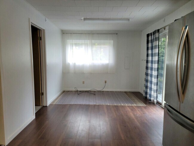 Building Photo - 3 Bedroom 1 Bath Home with Shop