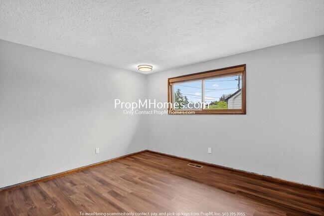 Building Photo - Updated Three Bedroom Home in Oregon City!