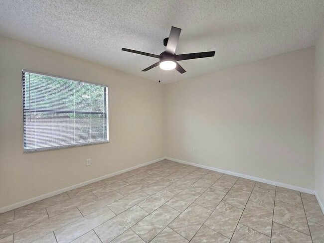 Building Photo - 1738 E Fern Rd