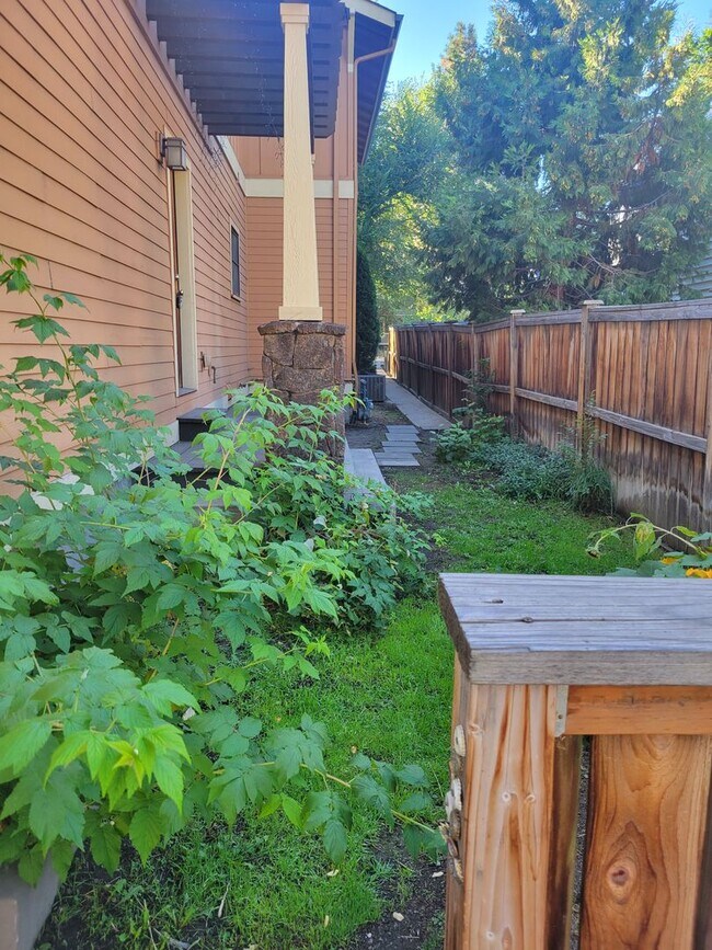 Building Photo - Large 4 bedroom westside home