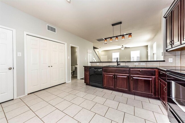 Building Photo - 1721 Kemah Village Dr