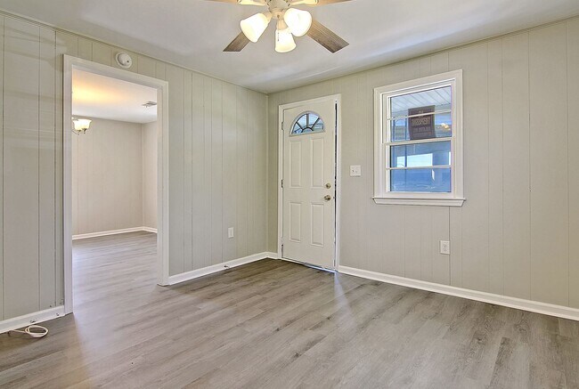 Building Photo - Modern Retreat Minutes from Downtown Charleston