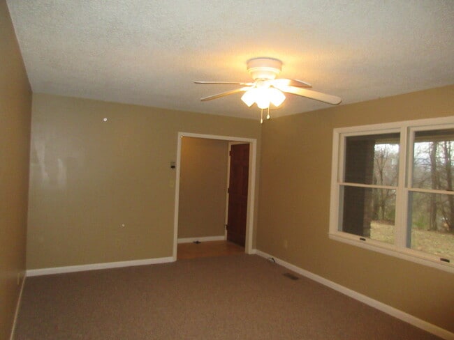 Building Photo - $1,780 - 3 Bedroom 1.5 Bathroom Unfurnishe...