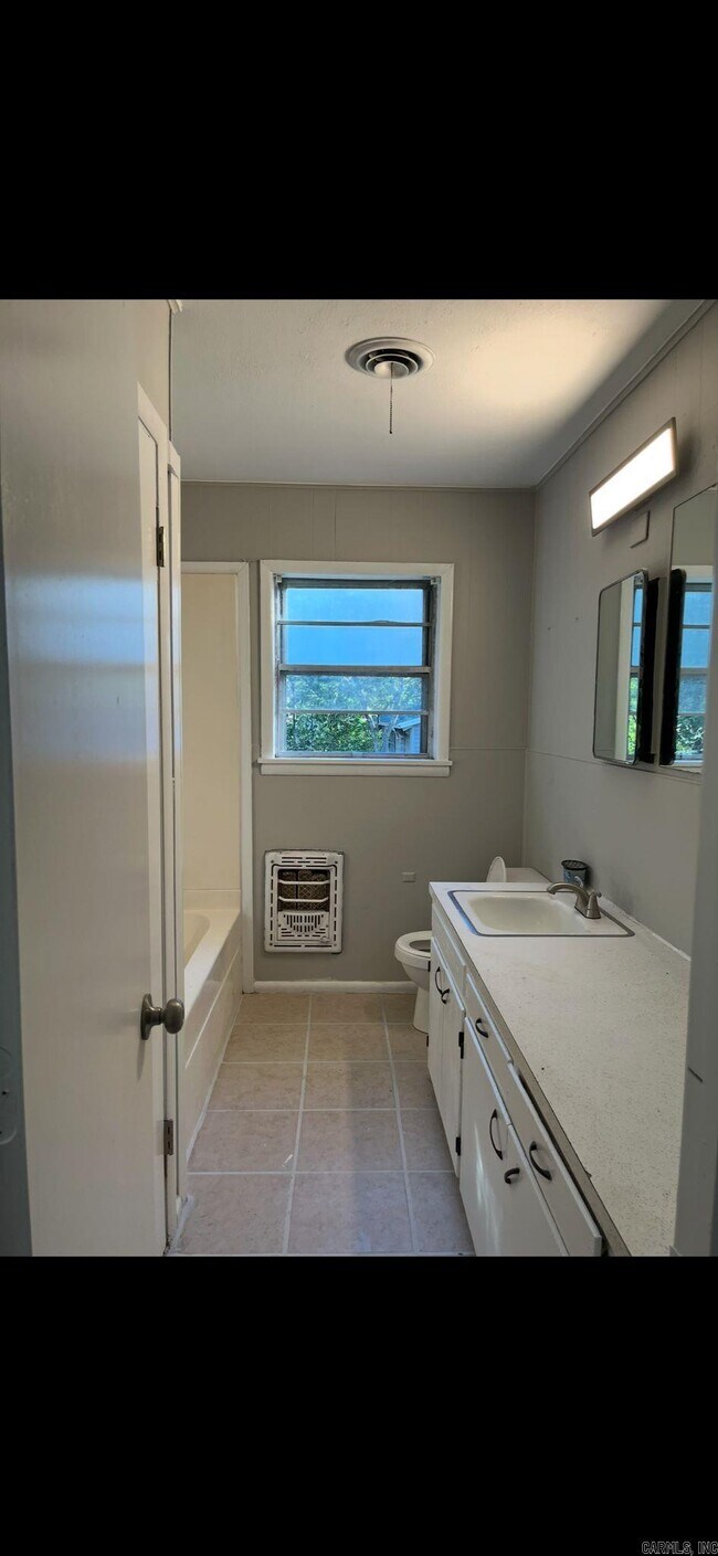 Building Photo - 1911 Robert E Lee St