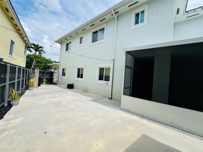 Building Photo - 363 NE 35th Ave