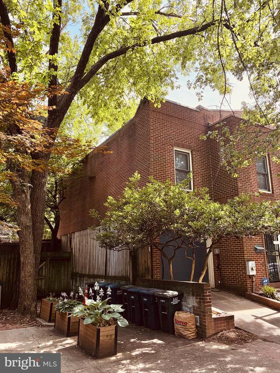 Building Photo - 915 C St SE
