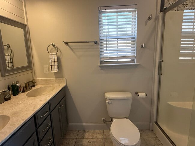 Building Photo - 411 Niceville Ave