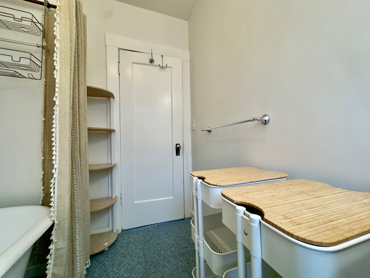 Building Photo - 2309 Derby St