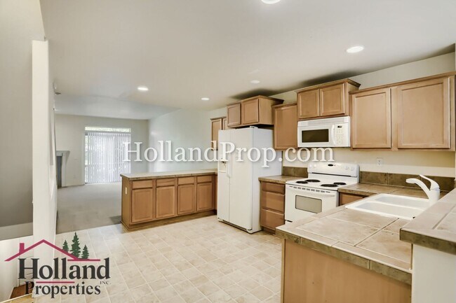 Building Photo - Modern Townhome Near MAX, Nike & High-Tech Corridor