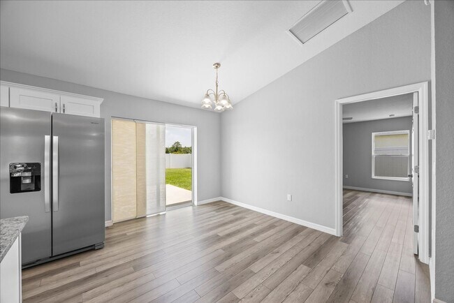 Building Photo - **Discover Your Dream Home in Marion Oaks**