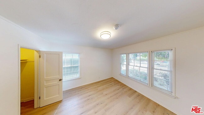 Building Photo - 127 N Doheny Dr