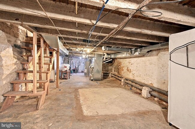 Building Photo - 586 Martin St
