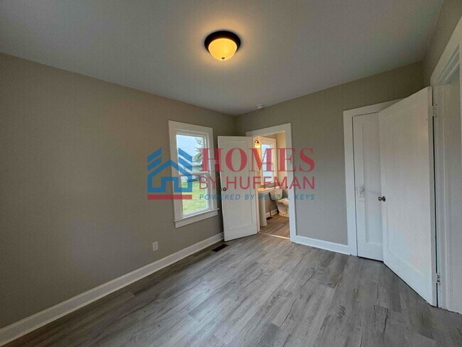 Building Photo - Two Bedroom House | Updated | Deposit Special