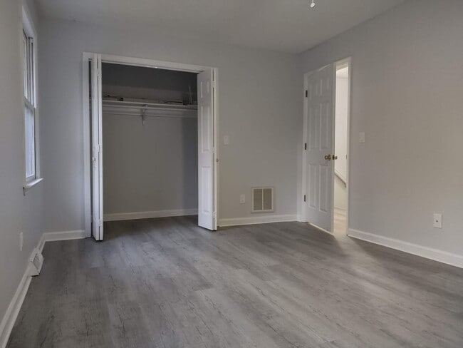 Building Photo - 2 bedroom 1.5 bath condo near ETSU