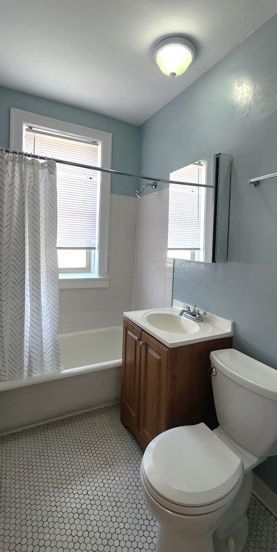 Building Photo - 4848 W Wrightwood Ave