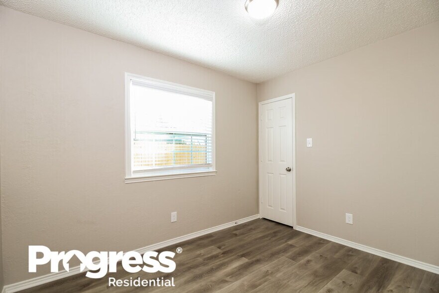 Building Photo - 409 Pace Dr