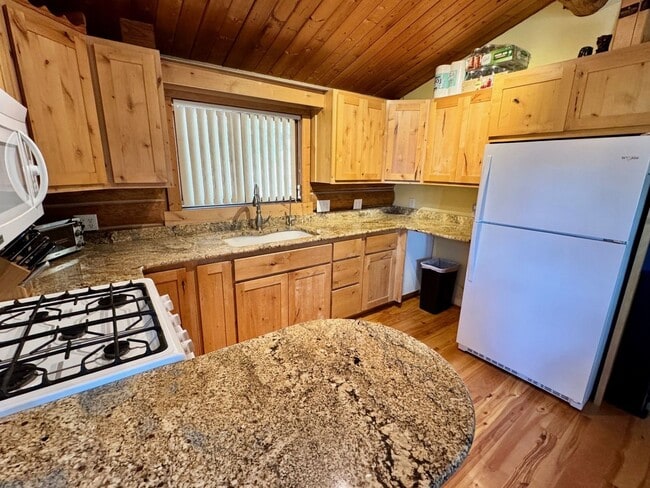 Building Photo - Charming 2-Bedroom Log Cabin in Scenic Kil...