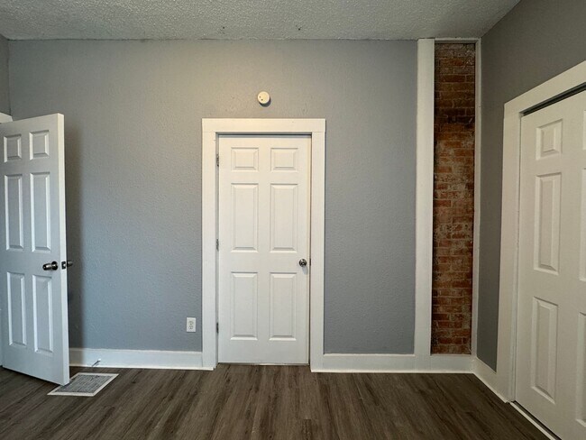 Building Photo - Fountain Square 3 Bed 1.5 Bath