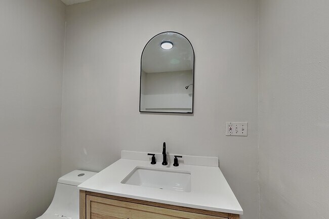 Building Photo - 3801 1/2 W Palmira Ave