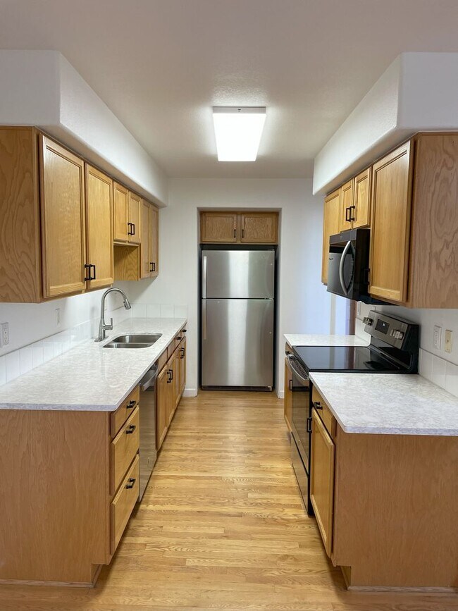Building Photo - Beautiful 2 BED/3 BATH Louisville Townhome...