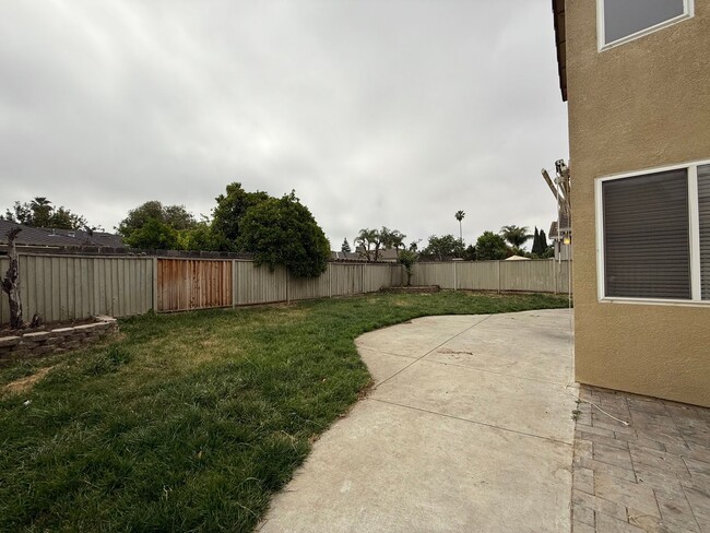 Building Photo - Large Hollister Home