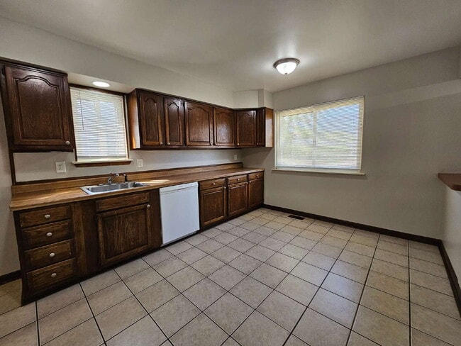 Building Photo - 3-Bedroom Brick Ranch, Hardwood Floors, Large Kitchen, Big Basement & 2-Car Garage