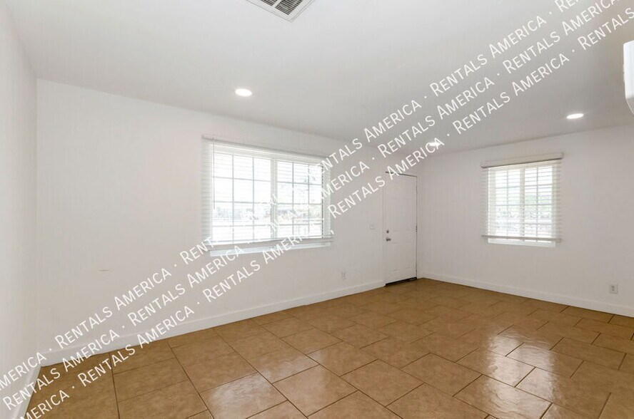Building Photo - 525 E Linden St
