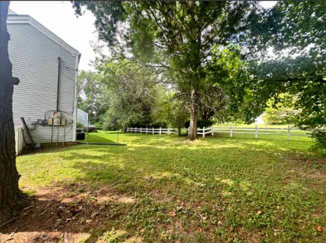 Building Photo - Cute 3 bed condo in great Hermitage location!
