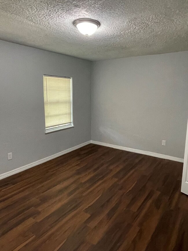 Building Photo - Fabulous 4 Bedroom 2 Bath!