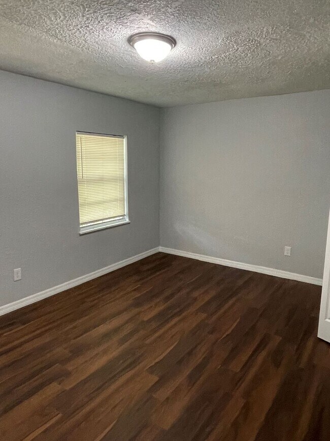 Building Photo - **Move in Ready 4/2 Single Family home