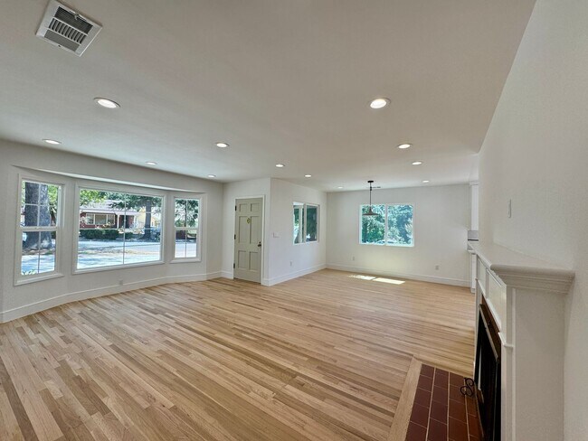 Building Photo - Turnkey Home