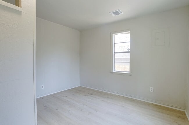 Building Photo - 221 Porter Dr