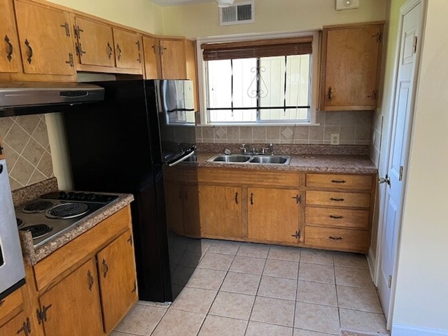 Building Photo - Two Bed One Bath in Volintine Evergreen