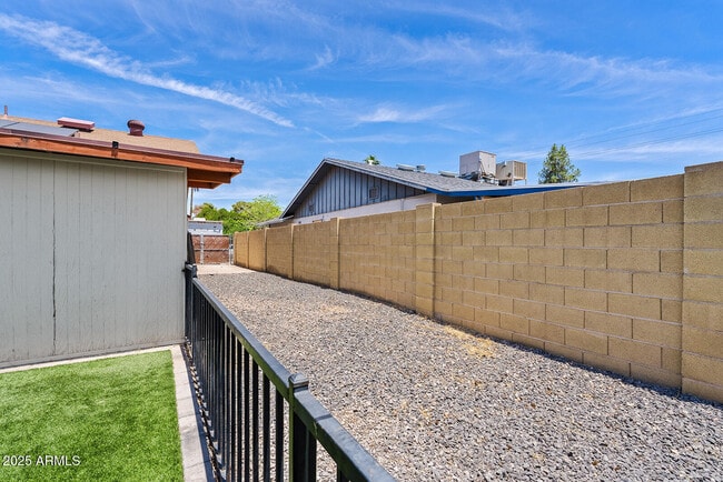 Building Photo - 803 E Carmen St