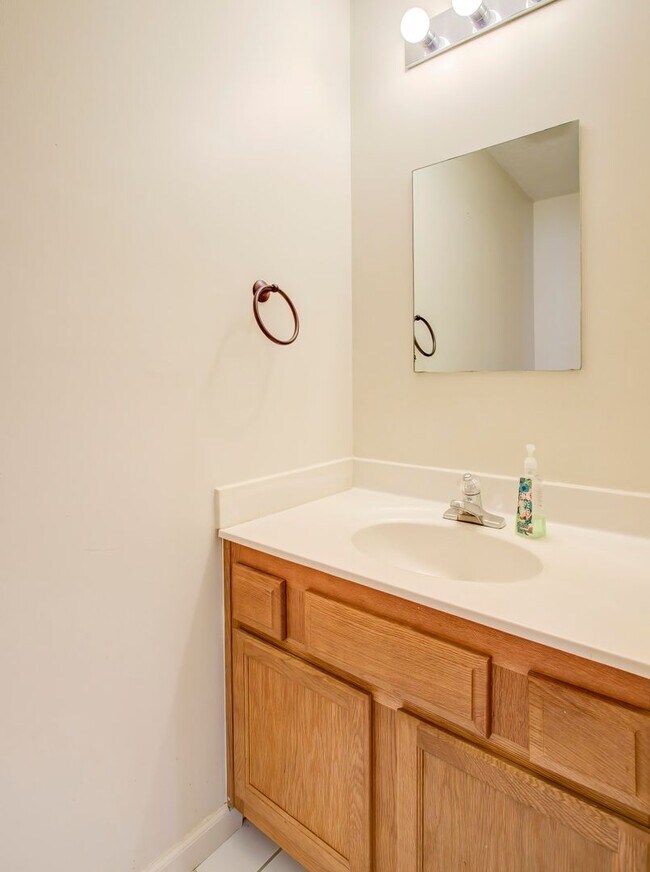Building Photo - 3 Bedroom / 2.5 Bath Condo - Johnson City, TN