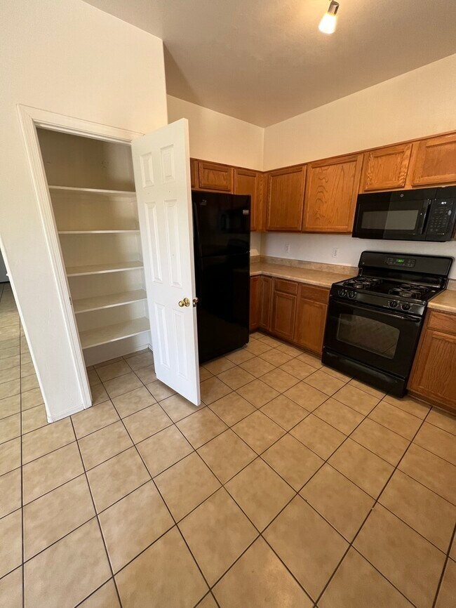 Building Photo - HOUSE FOR RENT