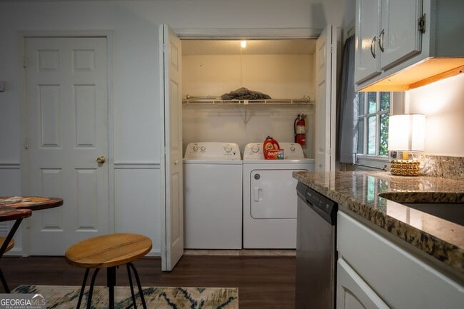 Building Photo - 210 E Cloverhurst Ave