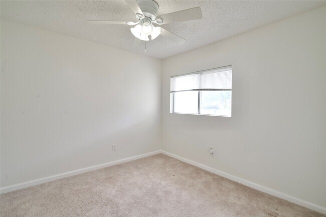 Building Photo - 10810 Parkland Woods Dr