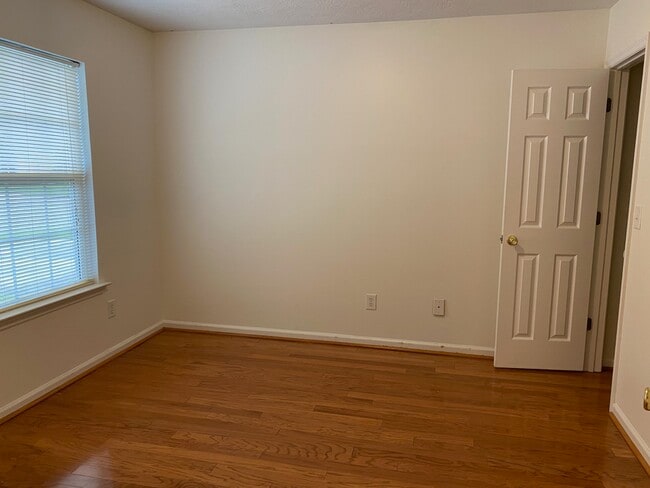 Building Photo - 128 Photinia Dr