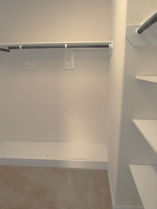 Building Photo - Conveniently located townhome in gated com...