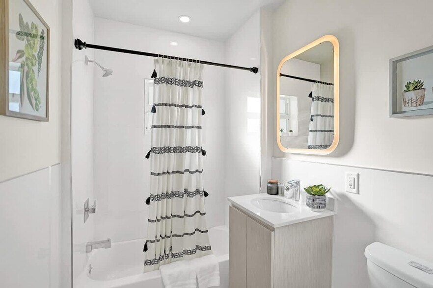 Building Photo - 3020 Seville St