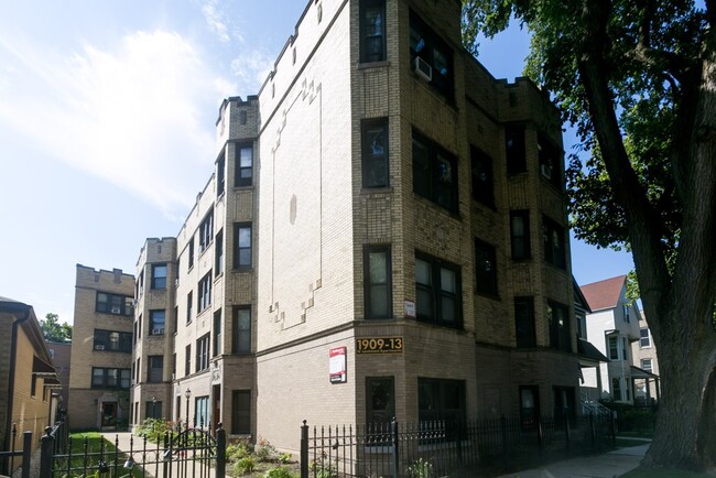 Building Photo - 1913 W Larchmont Ave