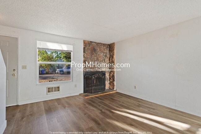 Building Photo - Cozy Two Bedroom in Montavilla - Large Fen...
