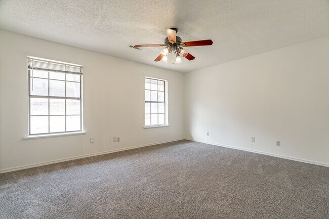 Building Photo - Beautiful 4BR Home Near UofA Campus! Lawn Care Included