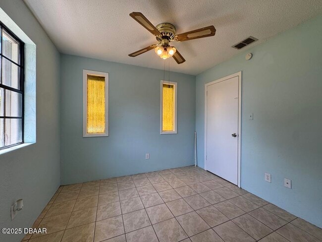 Building Photo - 1561 Sunset Ln