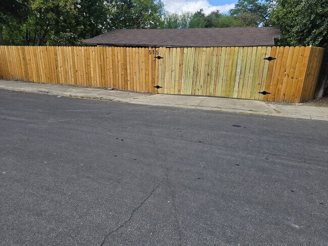 Primary Photo - 515 Margil St