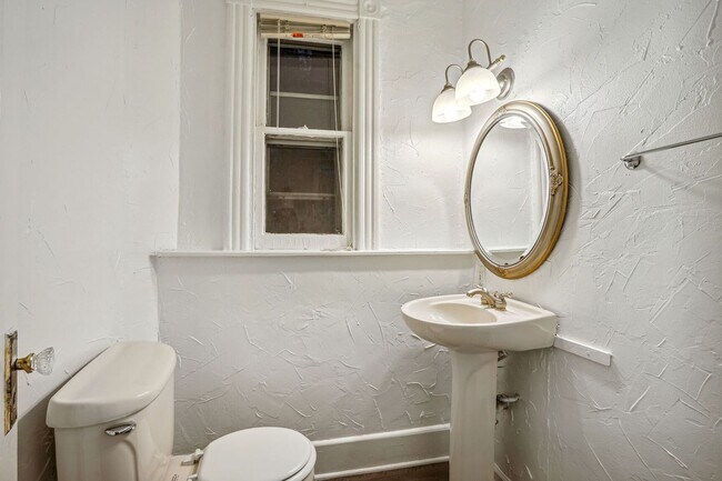 Building Photo - Available Now! 3 bedroom, 1.5 bathrooms hi...