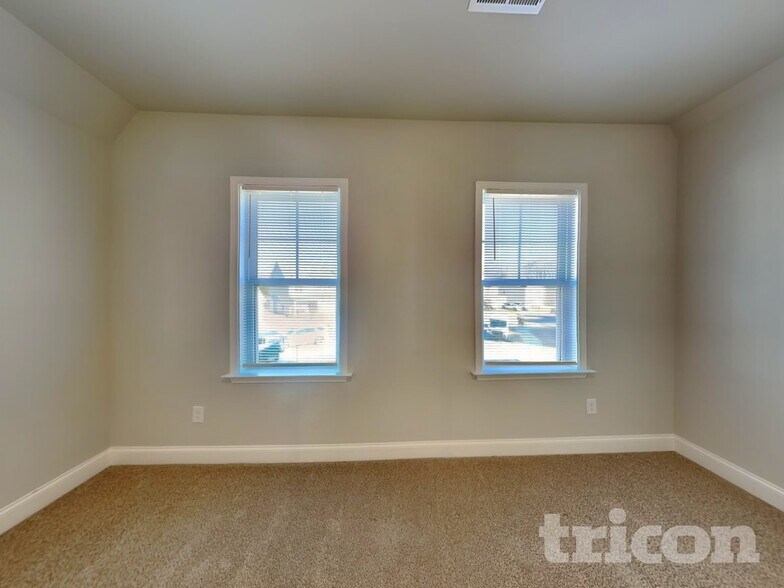 Building Photo - 165 Lynnridge Dr