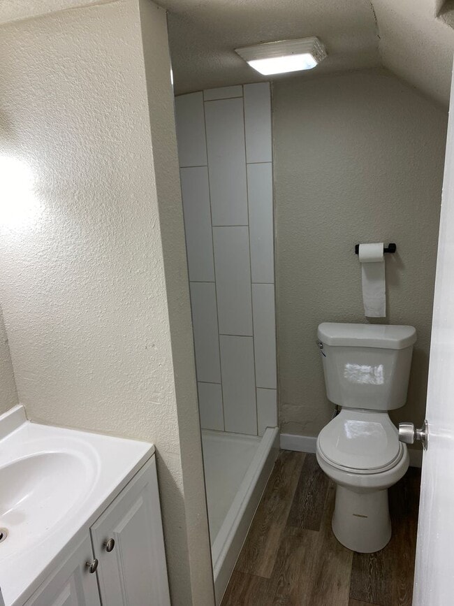 Building Photo - 4 Bedroom 2 Bathroom Home Near Drake Unive...